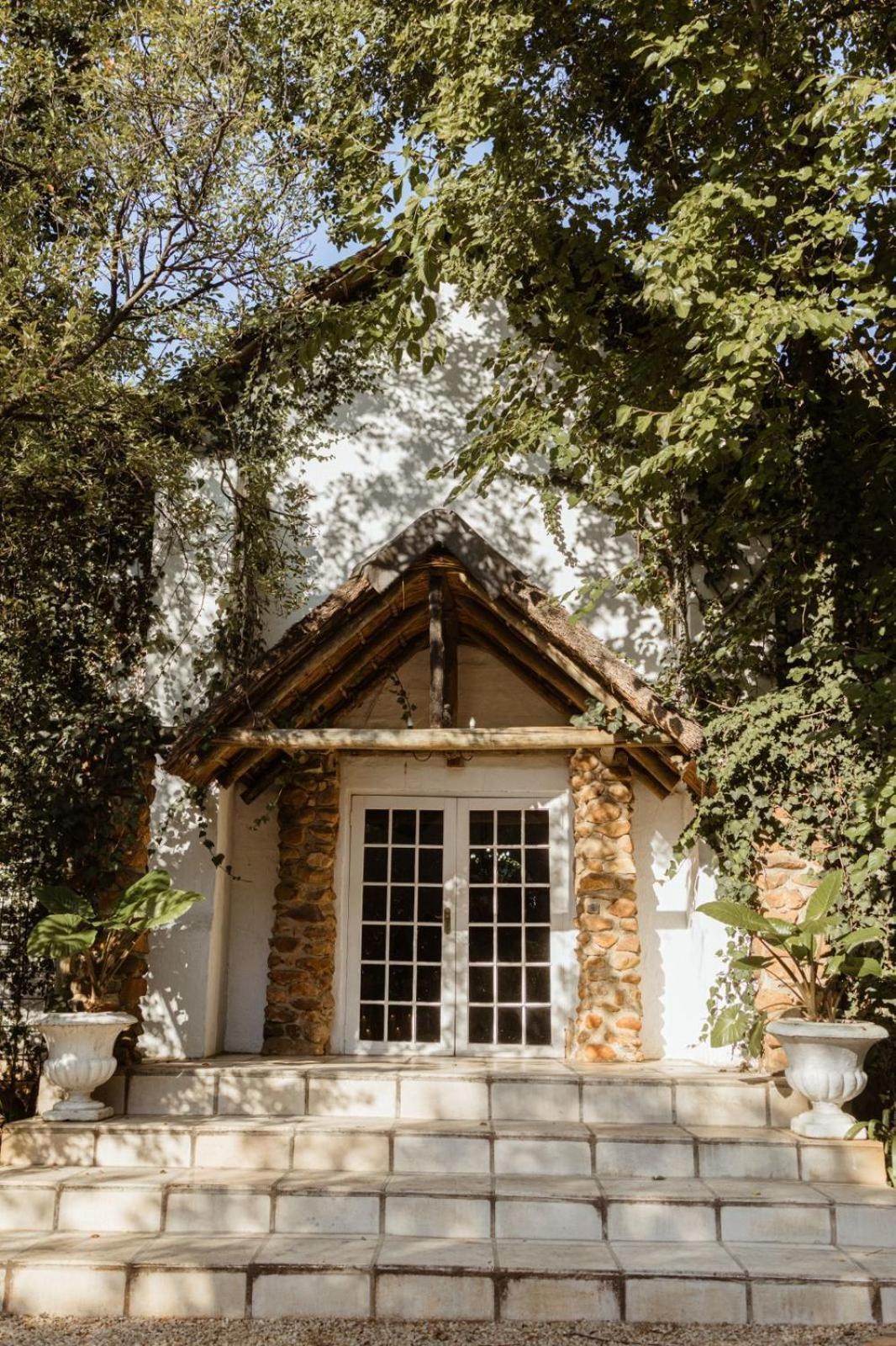 The Hertford Country Hotel Йоханнесбург Экстерьер фото